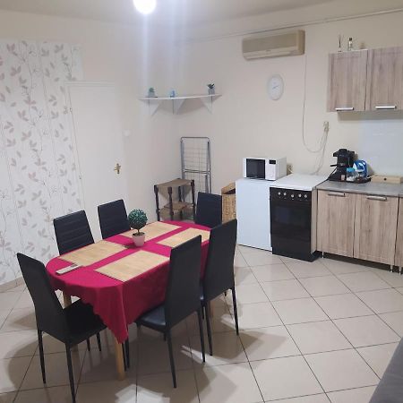 Pingpong Apartman Soltvadkert Exterior photo
