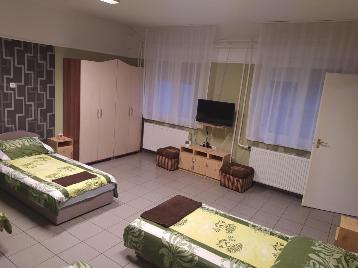 Pingpong Apartman Soltvadkert Exterior photo